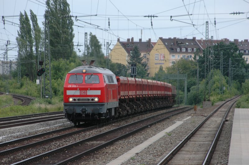 218 249 am 15.06.08 mit einem Kieszug aus Richtung Mhldorf am Heimeranplatz