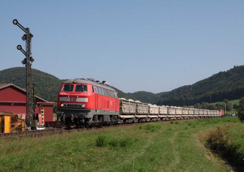 218 249 bringt am 27.8. zusammen mit 218 333 am anderen Zugende einen Aushubzug nach Wilchingen-Hallau.
Hier fhrt sie gerade in den Bahnhof Neukirchen ein.