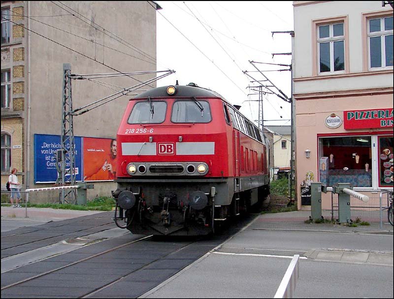 218 256-6 vor IC1937 aus Hamburg Altona.  (Stralsund am 25.08.06)