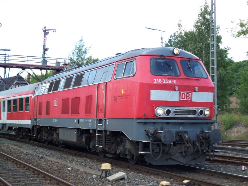 218 256 fhrt in den Bahnhof Bad Harzburg ein (1.9.2007)