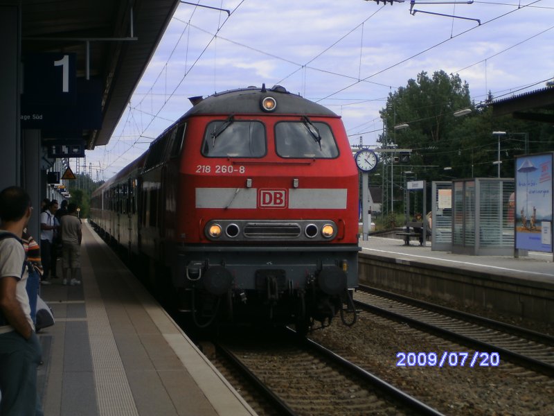 218 260-8 bei der Einfahrt im Bahnhof von Geltendorf mit einem RegionalExpress von Mnchen Hbf nach Memmingen(20.07.2009).