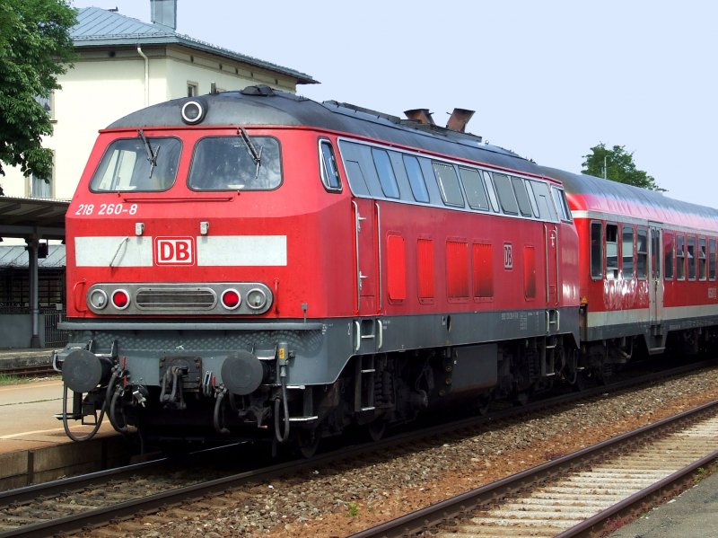 218 260 steht am 08.06.2009 in Kaufering zur Abfahrt nach Mnchen.