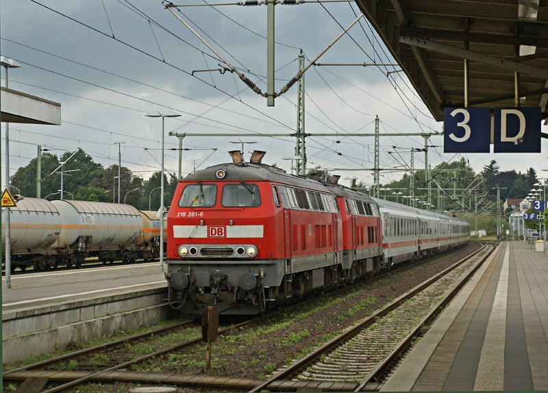 218 261-6 und eine weitere 218er erreichen am 20.08.2008 mit ihrem IC Richtung Sden den Bahnhof von Itzehoe.