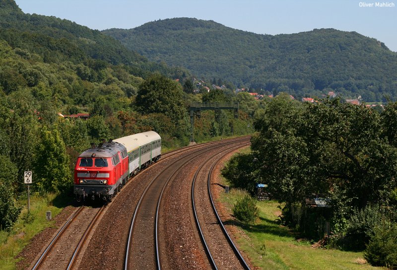 218 271 und eine Schwesterlok befrdern am 6. August 2007 in Doppeltraktion den nur 3 Wagen starken, tglichen RE Prag - Nrnberg. Aufnahme nahe Hersbruck rechts der Pegnitz.
