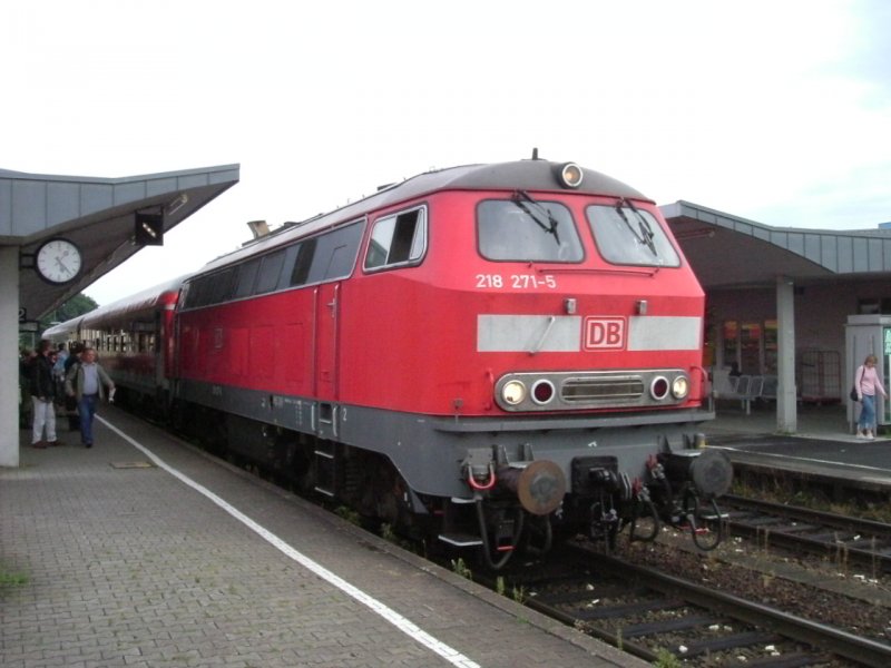 218 271 steht mit einem RegionalExpress in Amberg. (04.08.2006)