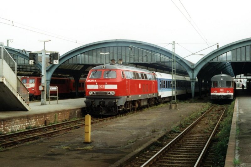 218 274-9 mit IR 2584 Grlitz-Wilhelmshaven auf Oldenburg Hauptbahnhof am 16-9-2000. Bild und scan: Date Jan de Vries.






