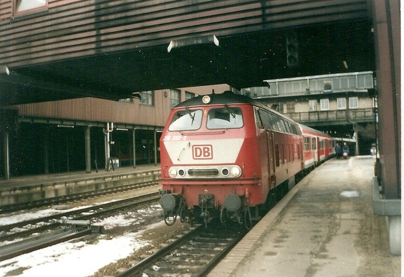 218 282 im Mrz 2001 in der Bahnhofshalle vom Lbecker Hbf.