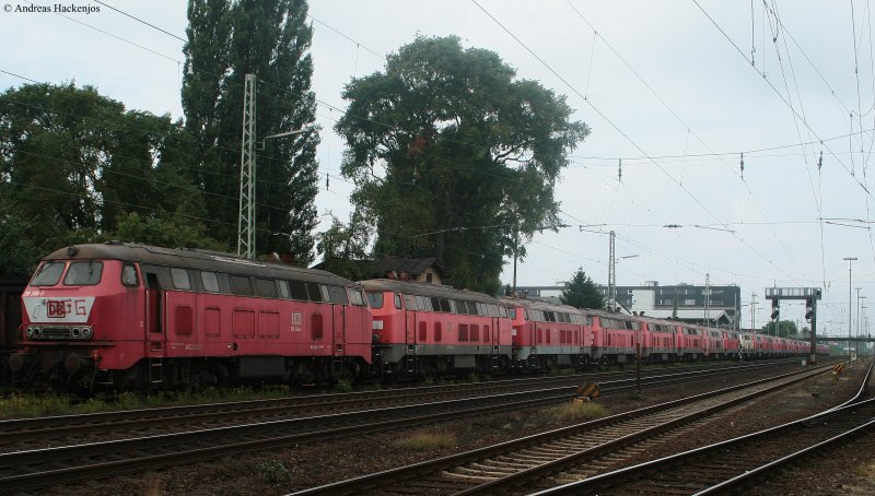 218 286-3 fhrt die Schrottreihe in welcher auer verkehrroter 218ern auch  320  LotT  und 353 in Orientrot standen. Bremen Seebaldsbrck 21.8.09