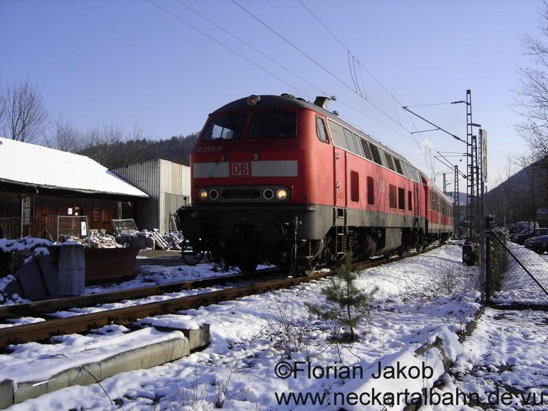 218 288 vor einer RB von Eberbach nach Darmstadt , hier bei der Ausfahrt aus Eberbach(26.1.2005).