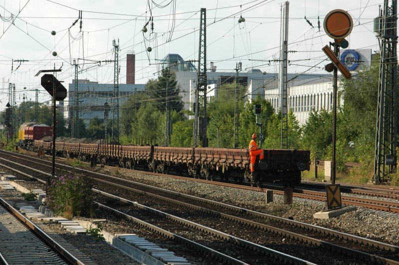 218 304 am 16.08.08 beim Herausdrcken eines Bauzuges vom Hbf am Heimeranplatz