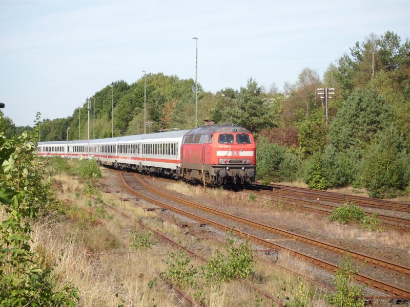 218 307-7 bringt die IC Wagen in die Kaserne von Munster.
