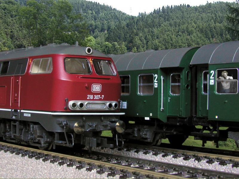 218 307-7. Fleischmann HO. Fotografiert an f10 f�r 1.5 Sekunden unter sp�ter Nachmittag Fensterlicht. Hintergrund und mitfahrer mit Photoshop, nat�rlich.