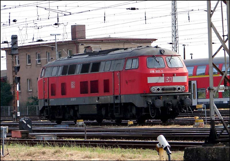 218 307-7 hat den IC2376 nach Stralsund gebracht und hat sich seinen Feierabend redlich verdient. (Stralsund am 21.07.06)
