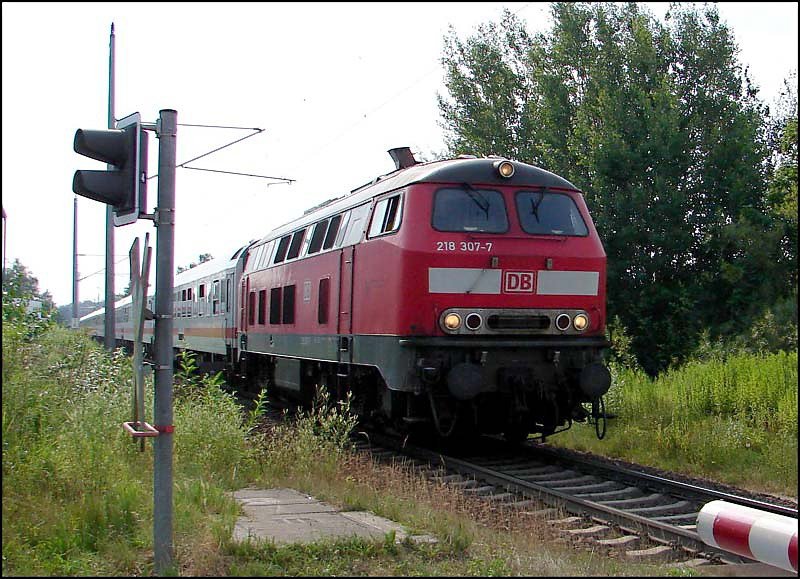 218 307-7 vor IC2376 aus Karlsruhe. (Stralsund am 21.07.06)