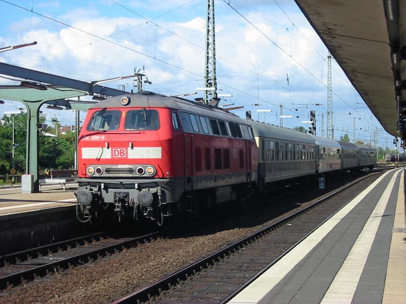 218-308 zieht einen Sonderzug der Wahrscheinlcih nach Bad Drkheim auf den Wurstmarkt fhrt.
17.9.2005