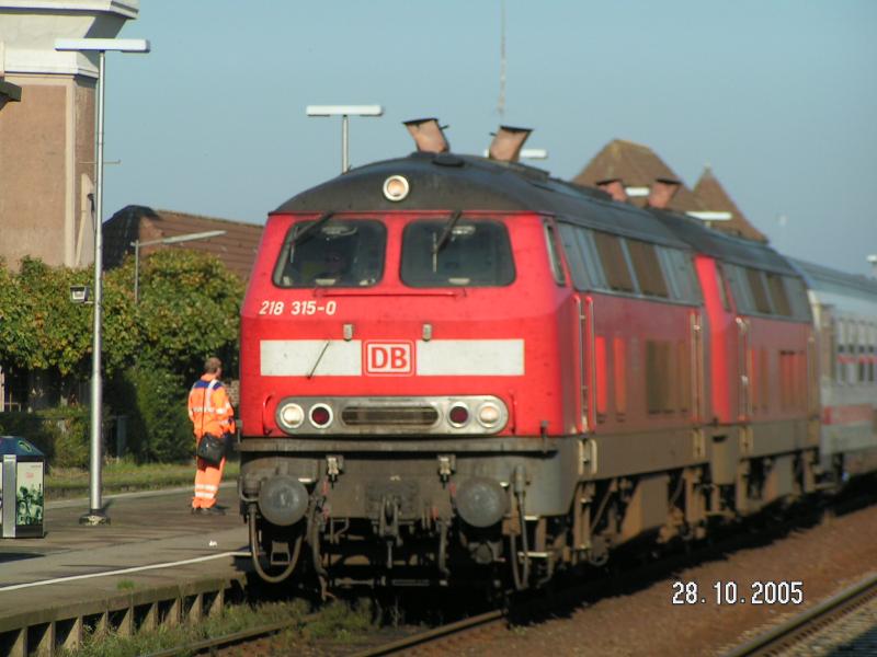 218-315-0 und eine weitere 218 ziehen am 28.10.2005 den EC 179 Westerland-Prag von Sylt kommend in den Bahnhof von Niebll. Hier werden die Kurswagen aus Dagebll angehngt, bevor der Zug weiter nach Hamburg fhrt.