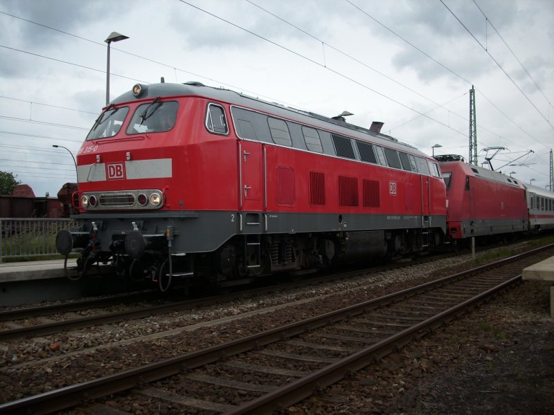 218 315 leistete der 101 024 Vorspann am 12.Juni 2009 als Diese mit dem IC 2377 Binz-Karlsruhe in Bergen/Rgen hielten. 