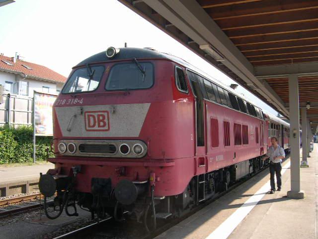 218 318 steht in Oberstdorf zur Abfahrt nach Kempten mit einem speziellen Rad-Express bereit.Am Ende des Zuges war ein Bduu.12.8.03.