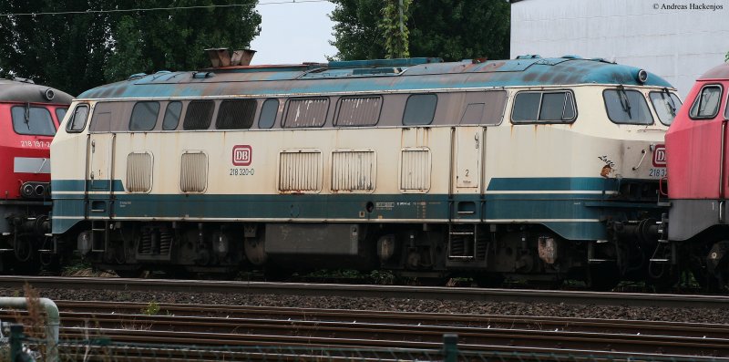 218 320-0  Lotte  in der Bremer 218ern Schrottreihe in Bremen Seebaldsbrck. Ihre  Augen  hat sie bereits verloren. 21.8.09