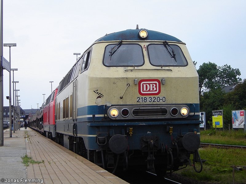 218 320 wartet am 13.08.2006 in Westerland(Sylt) mit einem Autoreisezug auf die Abfahrt. Mittlerweile ist die Maschine z-gestellt.