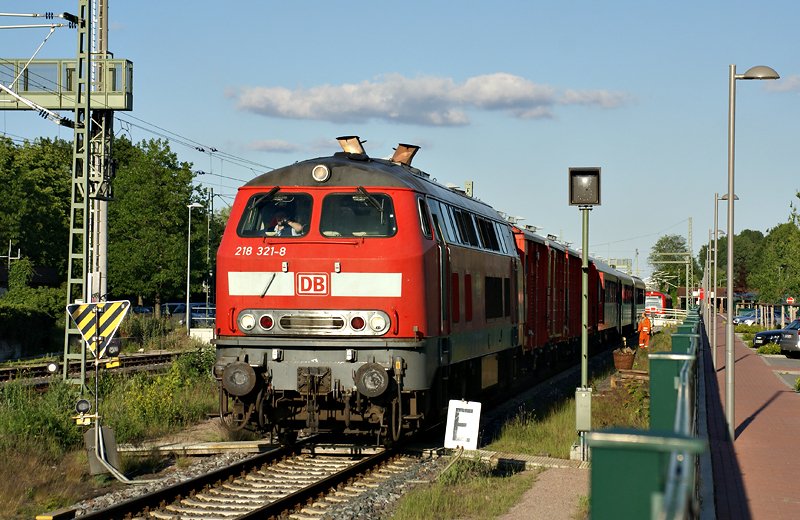 218 321-8 schleppt am 29.05.2009 einen Hilfszug und EVB-VT 150 aus dem Bahnhof von Buxtehude.