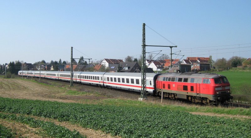218 321-8 zieht am 10.04.09 den IC 2120 Frankfurt (M) Hbf - Puttgarden durch Reinfeld (Holst.) durch eine kleine Talsenke. Im Hintergrund sind die ersten H�user von Reinfeld (Holst.) zu erkennen.
