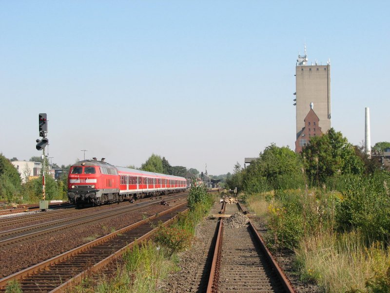 218 321 mit RE 21535 in Bad Oldesloe (15.09.2006)