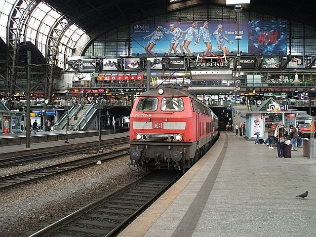 218 322-6 mit einem IC nach Puttgarden am 18.05.2007 im Hamburger Hbf