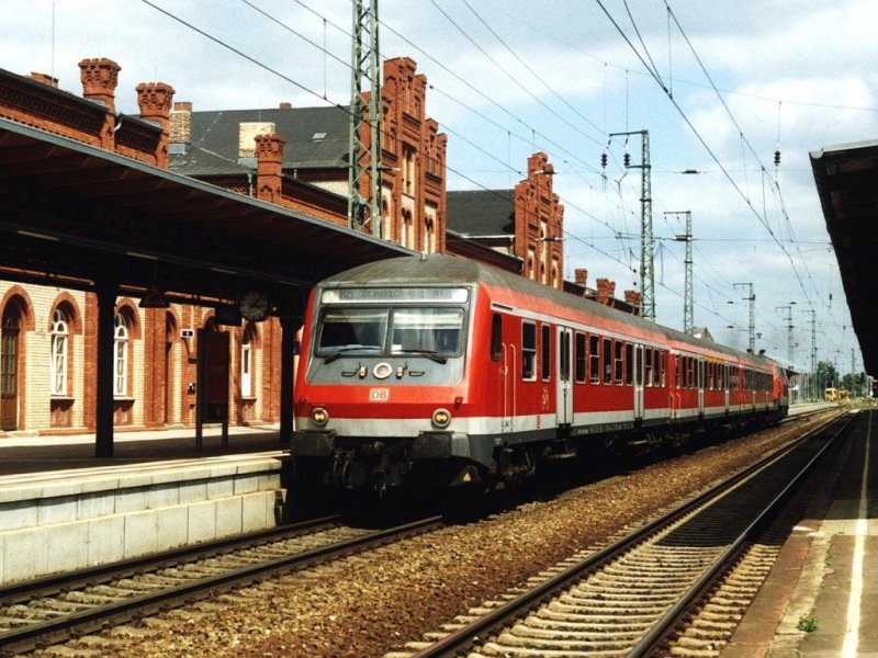 218 322-6 mit RB 36982 Stendal-Braunschweig auf Bahnhof Stendal am 17-7-2005. Bild und scan: Date Jan de Vries. 