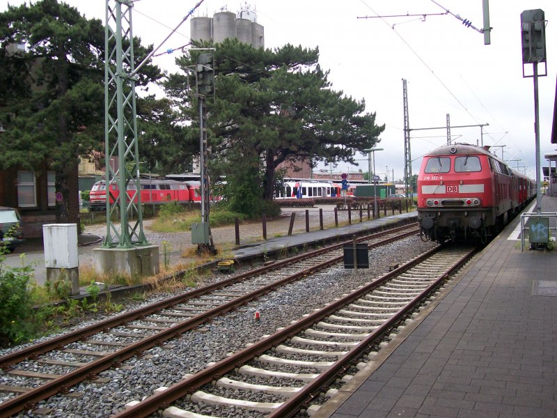 218 322-6  mit einer Regionalbahn aus Hamburg kommend kurz nach der Ankunf im bahnhof Bad oldesloe.Im hintergrund ein LINT der Nordbahn nach Neumnster und eine unebkannte 218 schiebt eine Regionalexpress Richtung Hmaburg Hbf.(28.6.2008)