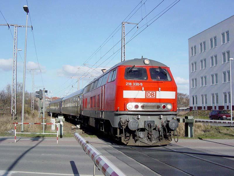 218 330-9 durchfhrt mit einem Sonderzug Stralsund.( in Richtung Rostock) am 09.04.2005