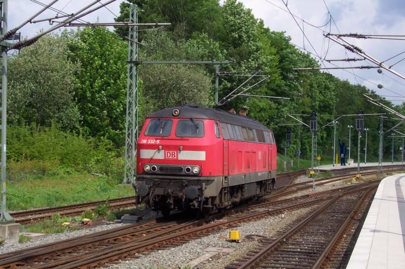 218-332-5 Orientrot wartet im Kieler Bahnhof 10.05.2003