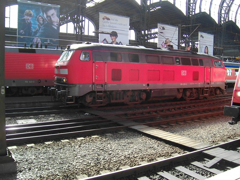 218 333-3 fhrt im Sommer 2007 als Lz durch den Hamburger Hbf.