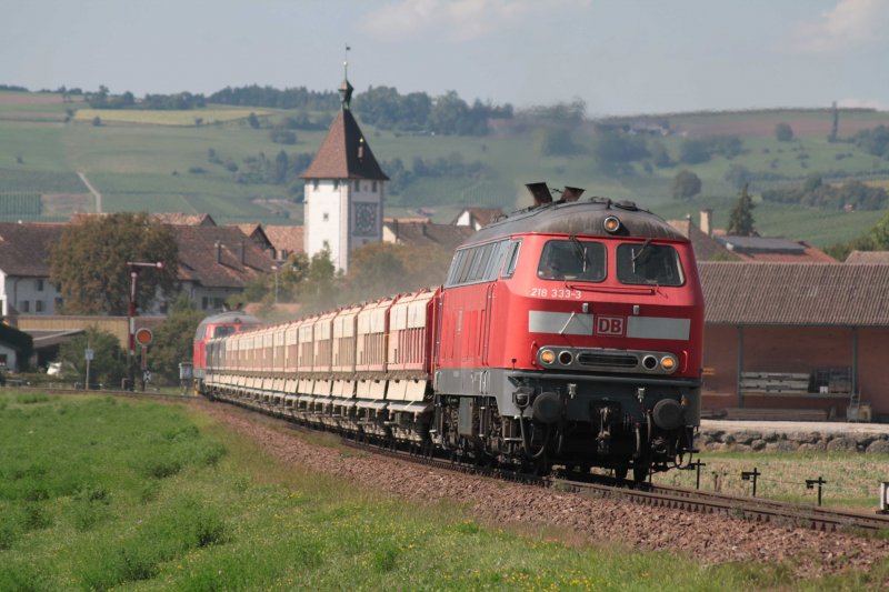 218 333 fhrt einen leeren Aushubzug aus Wilchingen-Hallau in richtung Schaffhausen.Am Zugschluss luft 218 249 kalt mit.