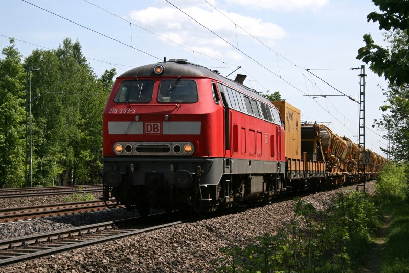 218 333 mit Bauzug am 10.05.2009 in Haar (bei Mnchen).