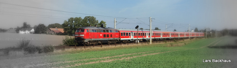 218 339-0 dieselt am 27.09.09 mit dem RE 21418 Hamburg Hbf - Kiel Hbf durch die herbstliche Feldlandschaft bei Reinfeld (Holst.) Richtung Lbeck Hbf. Aufgrund von Bauarbeiten endet dieser Zug bereits in Ascheberg (Holst.).