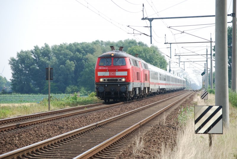 218 339-0 und eine weitere 218 auf dem Weg nach Westerland(Sylt). Bei Glckstadt, 07.08.08