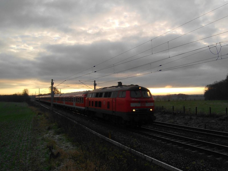 218 339-0 zieht am 27.12.08 kurz nach Sonnenaufgang einen Lr SDZ von Lbeck Hbf Richtung Hamburg Hbf. Aufgenommen zwischen Reinfeld (Holst.) und Lbeck Hbf.
