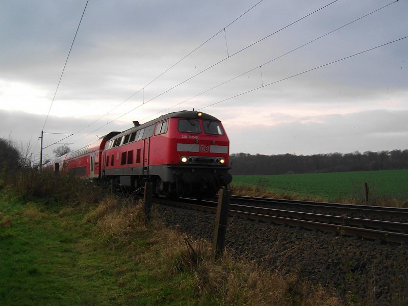 218 339-0 zieht am 5.12.08 den RE 21420 von Hamburg Hbf nach Lbeck Hbf. Aufgenommen kurz vor Reinfeld (Holst.).