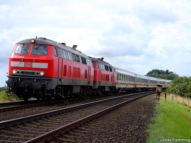 218 339 lehnt sich mit einer Schwestermaschine kutz hinter Morsum in die Kurve. Gleich wird sie mit ihrem IC die Insel Sylt verlassen und auf den Hindenburgdamm fahren.