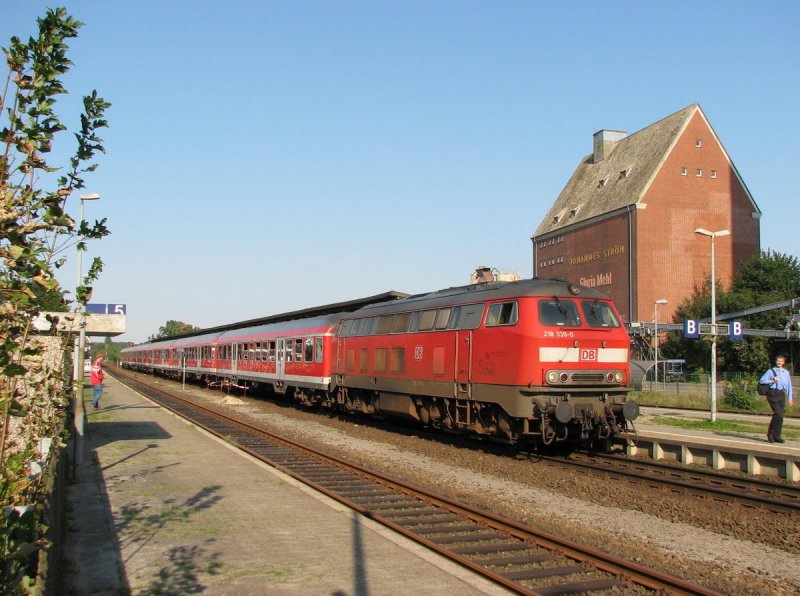 218 339 mit RE 21591 in Bad Oldesloe (15.09.2006)