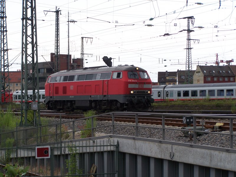 218 340-8 auf dem Maschinengleis unterwegs von Nrnberg Hbf in Richtung BW Nbg Hbf. (04.01.2004)
