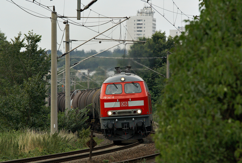 218 341-6 (DB Fernverkehr AG) beschleunigt am 27.07.2009 mit einem Gterzug von Itzehoe nach Maschen Rbf an der Steigung des Itzehoer Stadtteils Wellenkamp.