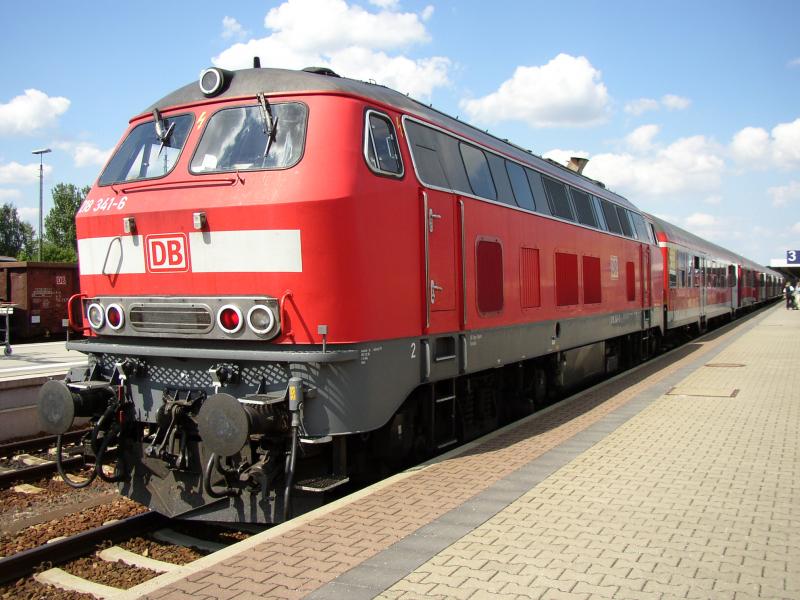 218 341, eine Maschine mit Zusatzscheinwerfern und Bahnrumer, wird gleich den RE 21235 nach Mnchen Hauptbahnhof schieben.