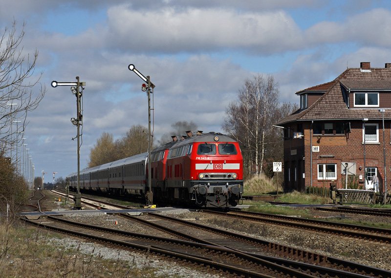 218 342-2 und eine weitere 218er ziehen am 05.04.2009 einen IC Richtung Sden durch Hemmingstedt.