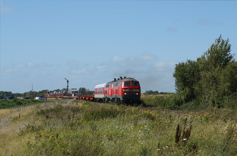 218 342-4 fhrt am 14.08.2008 einen Autozug Richtung Niebll; hier kurz vor Erreichen des Bahnhof von Keitum.