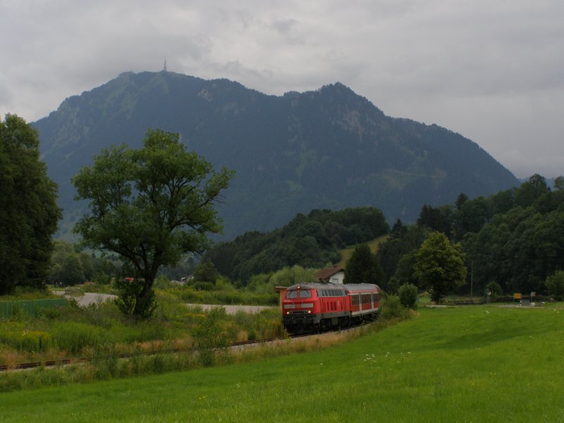 218 342 hat bald Oberstaufen ereicht. Im Hintergrund ist der W�chter  des Allg�us, der Gr�nten zu sehn.