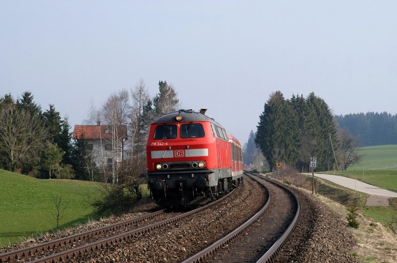 218 342 mit RE 32732 bei Sellthren (Gnzach) (05.04.2007)