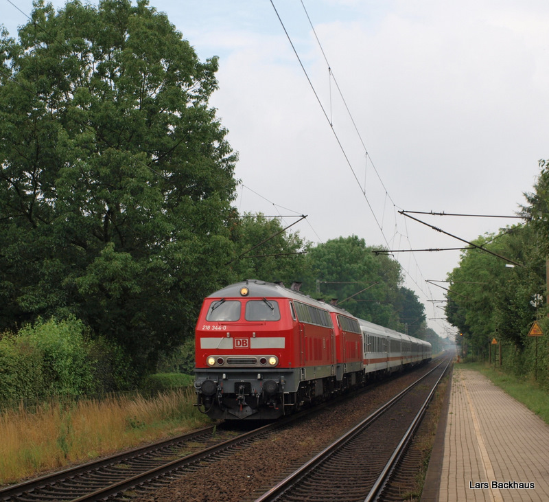 218 344-0 und eine Schwesterlok Durchfahren am 6.07.09 Prisdorf mit dem IC 2001 aus Westerland/Sylt nach Hamburg-Altona.