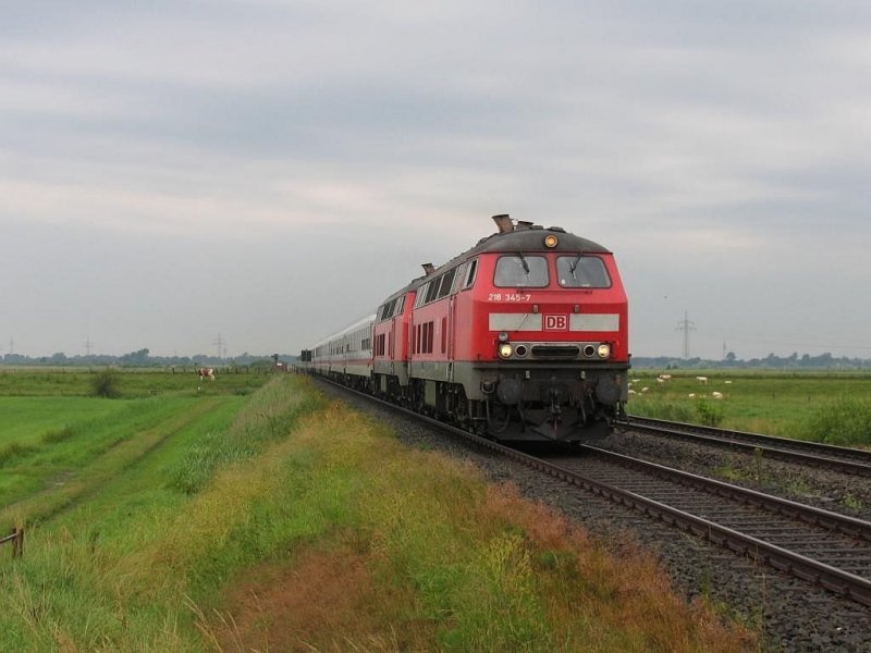 218 345-7 und 218 490-1 mit IC 2311 Westerland (Sylt)-Heidelberg Hauptbahnhof bei West Bargum am 25-6-2007.